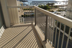 Studio at the foot of the beach with sea view